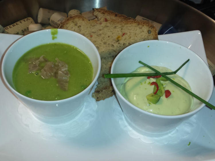 Kalte Avocado-Joghurt-Suppe und warme Riesling-Erbsen-Schaum-Suppe mit ...