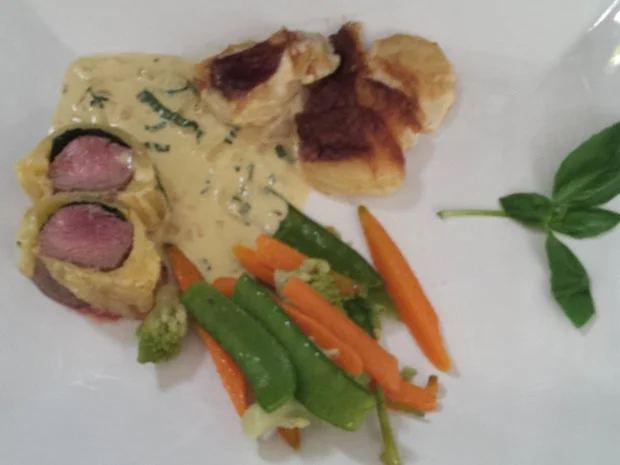 Lammrücken in Blätterteig auf Senf-Basilikum-Soße, dazu ein Trio von Gemüse mit Gratin - Rezept - Bild Nr. 2301