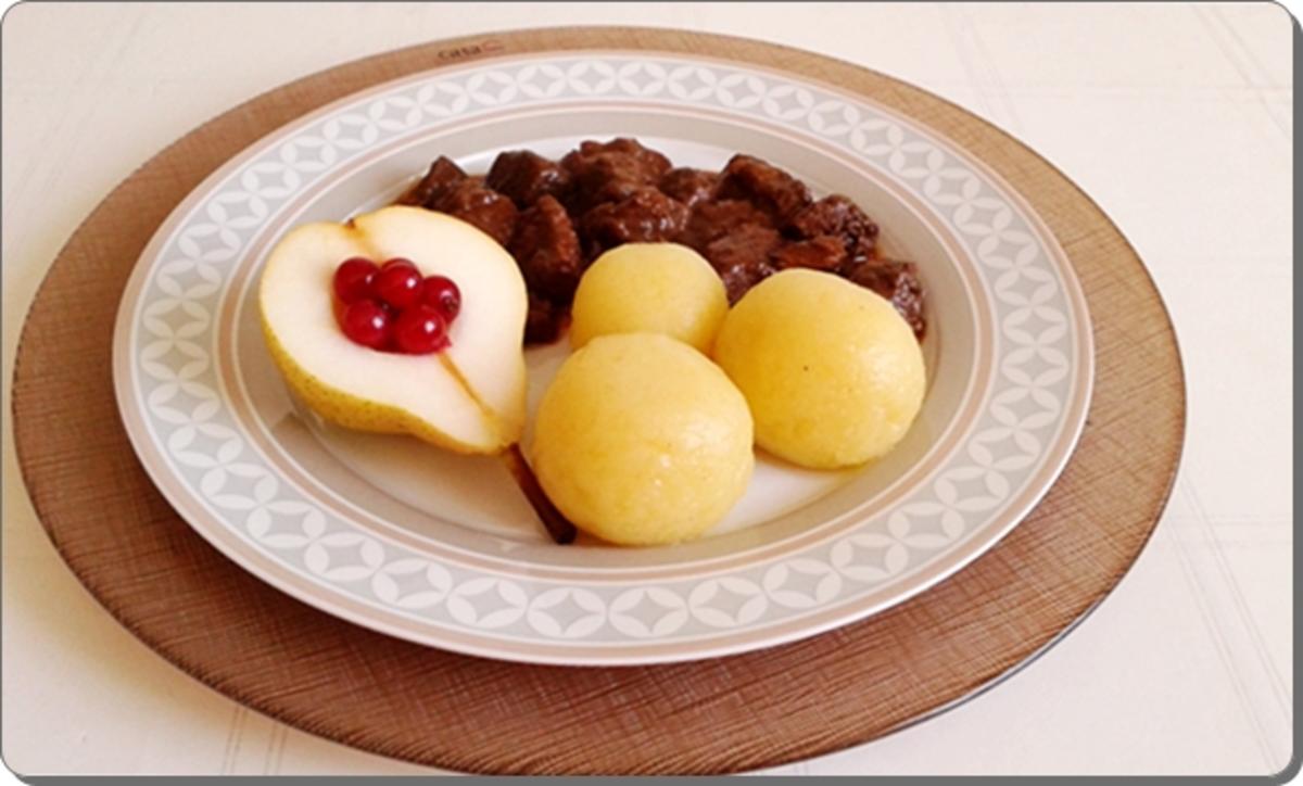 Hirschedelgulasch, Kartoffelklößen und gefüllter Birne - Rezept - Bild Nr. 2311