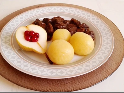 Hirschedelgulasch, Kartoffelklößen und gefüllter Birne - Rezept - Bild Nr. 2311