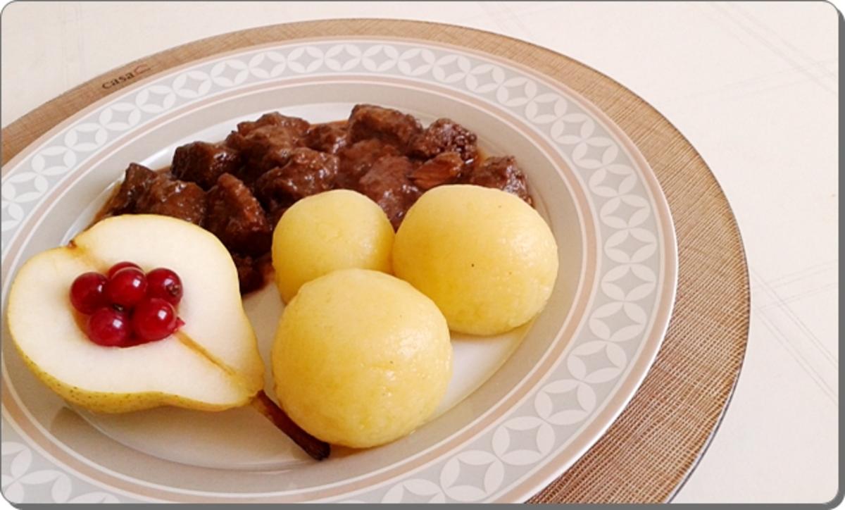 Hirschedelgulasch, Kartoffelklößen und gefüllter Birne - Rezept - Bild Nr. 2312