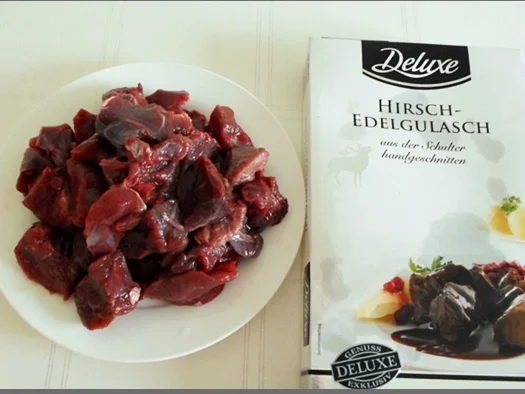 Hirschedelgulasch, Kartoffelklößen und gefüllter Birne - Rezept - Bild Nr. 2313