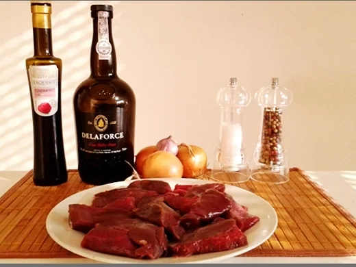 Hirschedelgulasch, Kartoffelklößen und gefüllter Birne - Rezept - Bild Nr. 2314