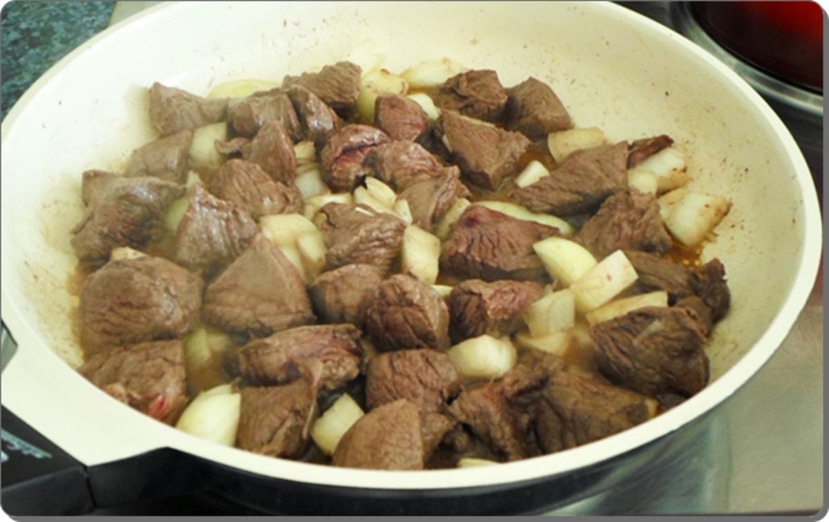 Hirschedelgulasch, Kartoffelklößen und gefüllter Birne - Rezept - Bild Nr. 2316