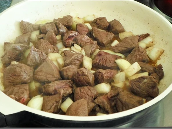 Hirschedelgulasch, Kartoffelklößen und gefüllter Birne - Rezept - Bild Nr. 2316