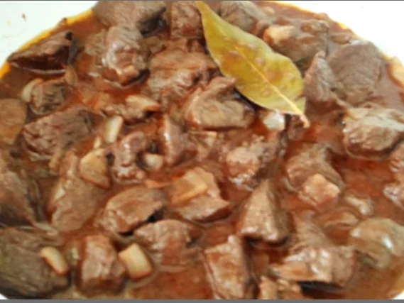 Hirschedelgulasch, Kartoffelklößen und gefüllter Birne - Rezept - Bild Nr. 2317