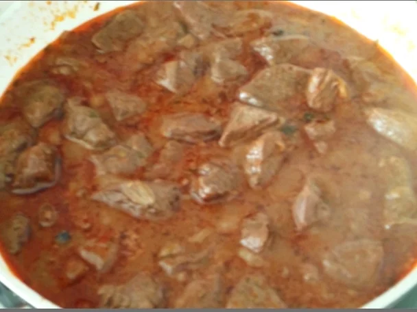 Hirschedelgulasch, Kartoffelklößen und gefüllter Birne - Rezept - Bild Nr. 2318