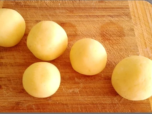 Hirschedelgulasch, Kartoffelklößen und gefüllter Birne - Rezept - Bild Nr. 2320