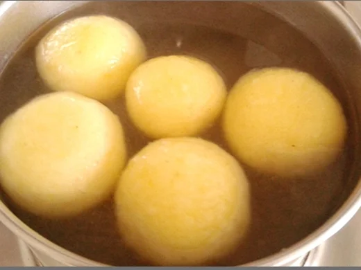 Hirschedelgulasch, Kartoffelklößen und gefüllter Birne - Rezept - Bild Nr. 2321