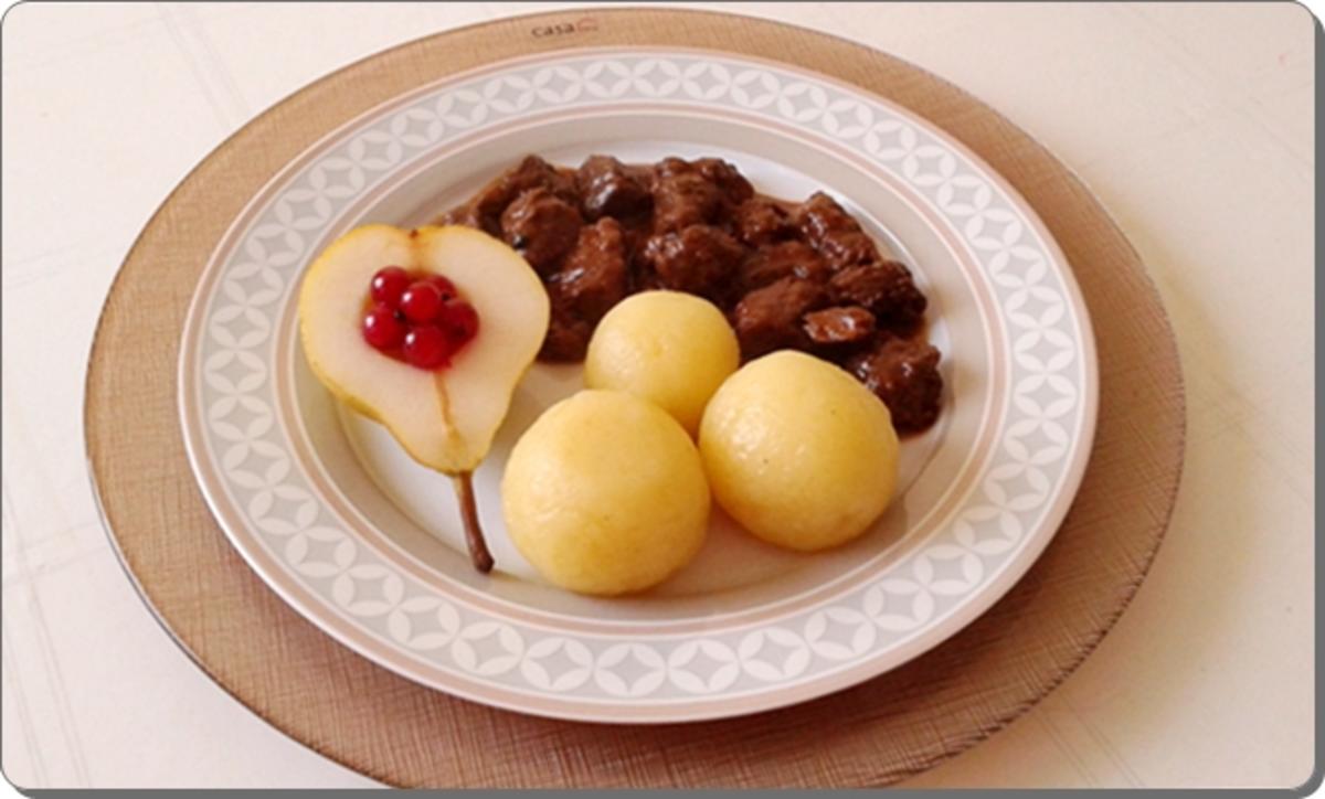Hirschedelgulasch, Kartoffelklößen und gefüllter Birne - Rezept - Bild Nr. 2324