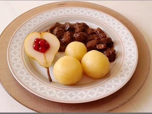 Hirschedelgulasch, Kartoffelklößen und gefüllter Birne - Rezept - Bild Nr. 2324