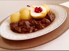 Hirschedelgulasch, Kartoffelklößen und gefüllter Birne - Rezept - Bild Nr. 2325