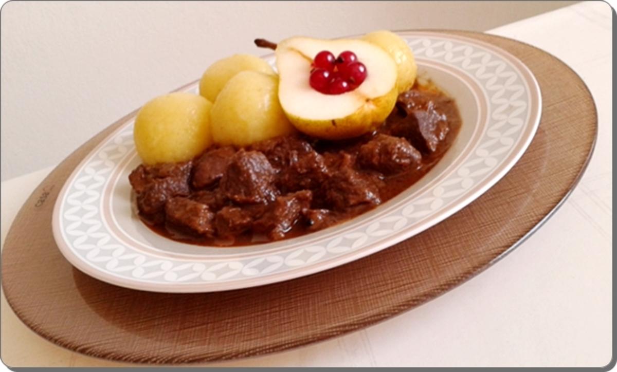 Hirschedelgulasch, Kartoffelklößen und gefüllter Birne - Rezept ...