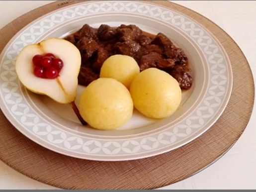 Hirschedelgulasch, Kartoffelklößen und gefüllter Birne - Rezept - Bild Nr. 2326