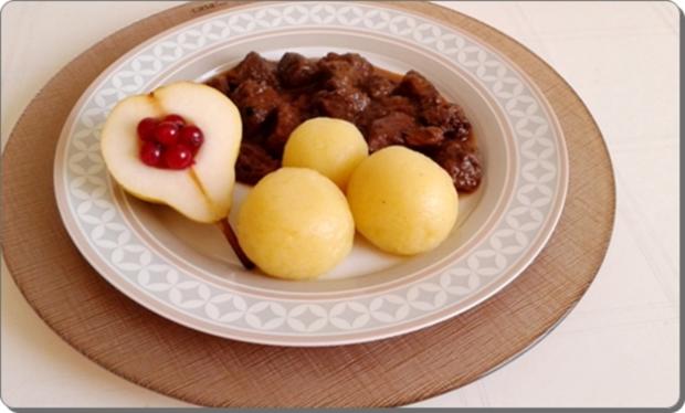 Hirschedelgulasch, Kartoffelklößen und gefüllter Birne - Rezept ...
