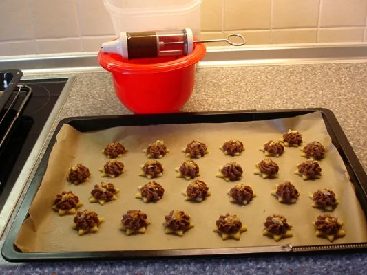 Rezept: Mürbeteigsterne mit Mokka-Spritz Bild Nr. 2322 Mürbeteigsterne mit Mokka-Spritz - Rezept - Bild Nr. 2322