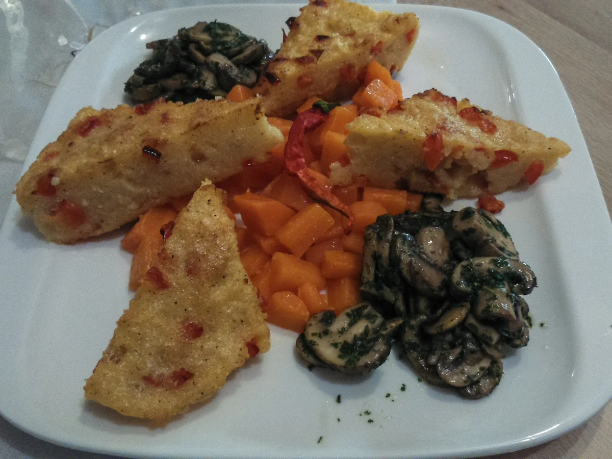 Paprikapolenta mit Ingwerkarotten und Champignons - Rezept - Bild Nr. 2395