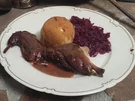 Kaninchenkeulen mit Klößen und Rotkohl - Rezept - Bild Nr. 2349