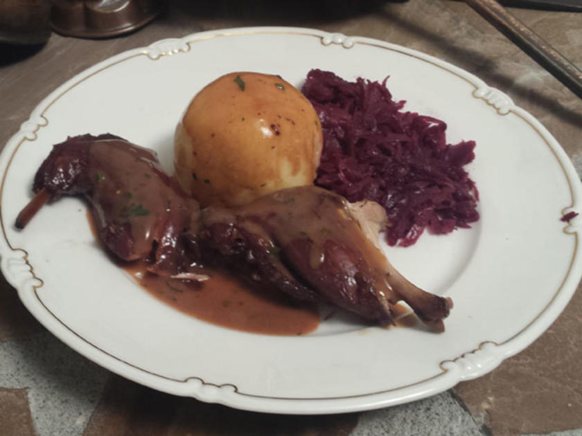 Kaninchenkeulen mit Klößen und Rotkohl - Rezept - kochbar.de