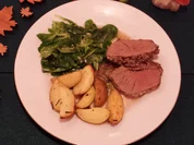 Westerwälder Rehbraten im Krustenmantel mit Kartoffelecken in Schale und Feldsalat - Rezept - Bild Nr. 2377