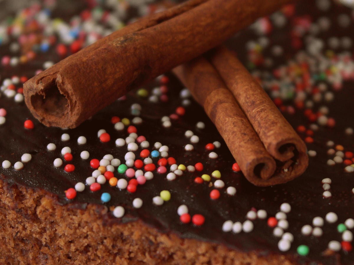Gewürzkuchen mit saurer Sahne; Kuchen vom Blech - Rezept - kochbar.de