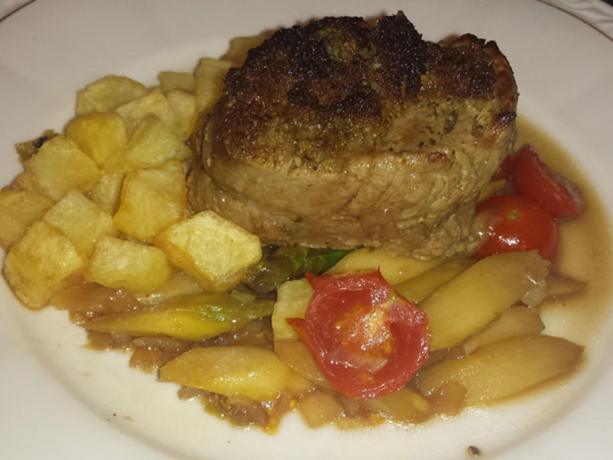 Bilder für Pochiertes Kalbsfilet mit grünem Spargelsalat und frittierten Kartoffelwürfeln - Rezept