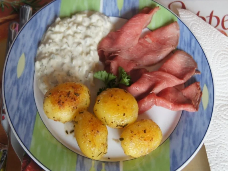 Roastbeef mit Rosmarin-Kartoffeln und pikanter Remoulade - Rezept - Bild Nr. 2472