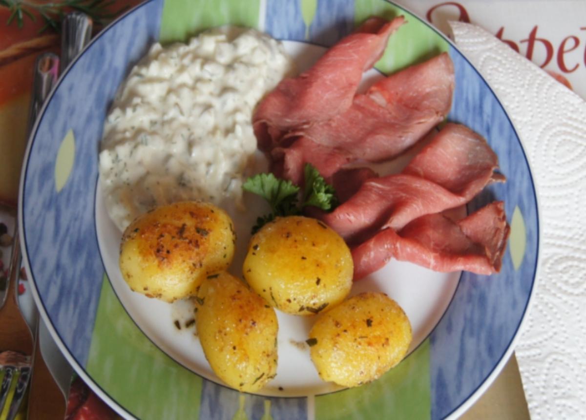 Bilder für Roastbeef mit Rosmarin-Kartoffeln und pikanter Remoulade - Rezept