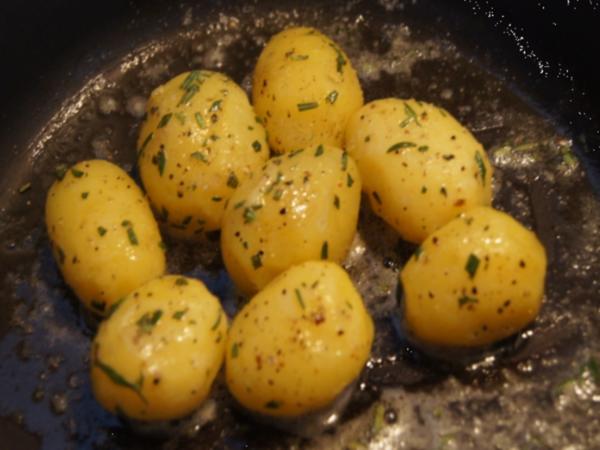 Roastbeef mit Rosmarin-Kartoffeln und pikanter Remoulade - Rezept ...