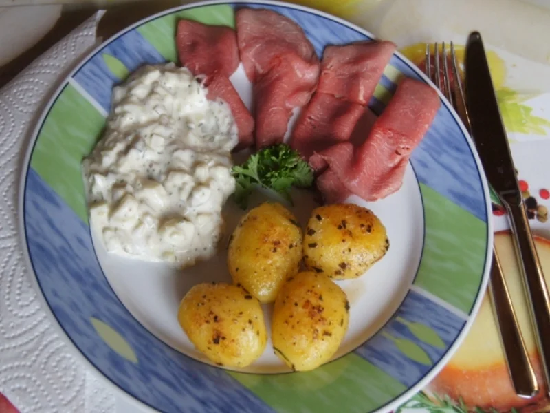 Roastbeef mit Rosmarin-Kartoffeln und pikanter Remoulade - Rezept - Bild Nr. 2478