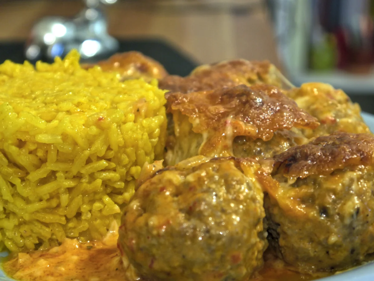 Mandel-Hackbällchen in Paprikasauce und mit Käse überbacken - Rezept - Bild Nr. 2475