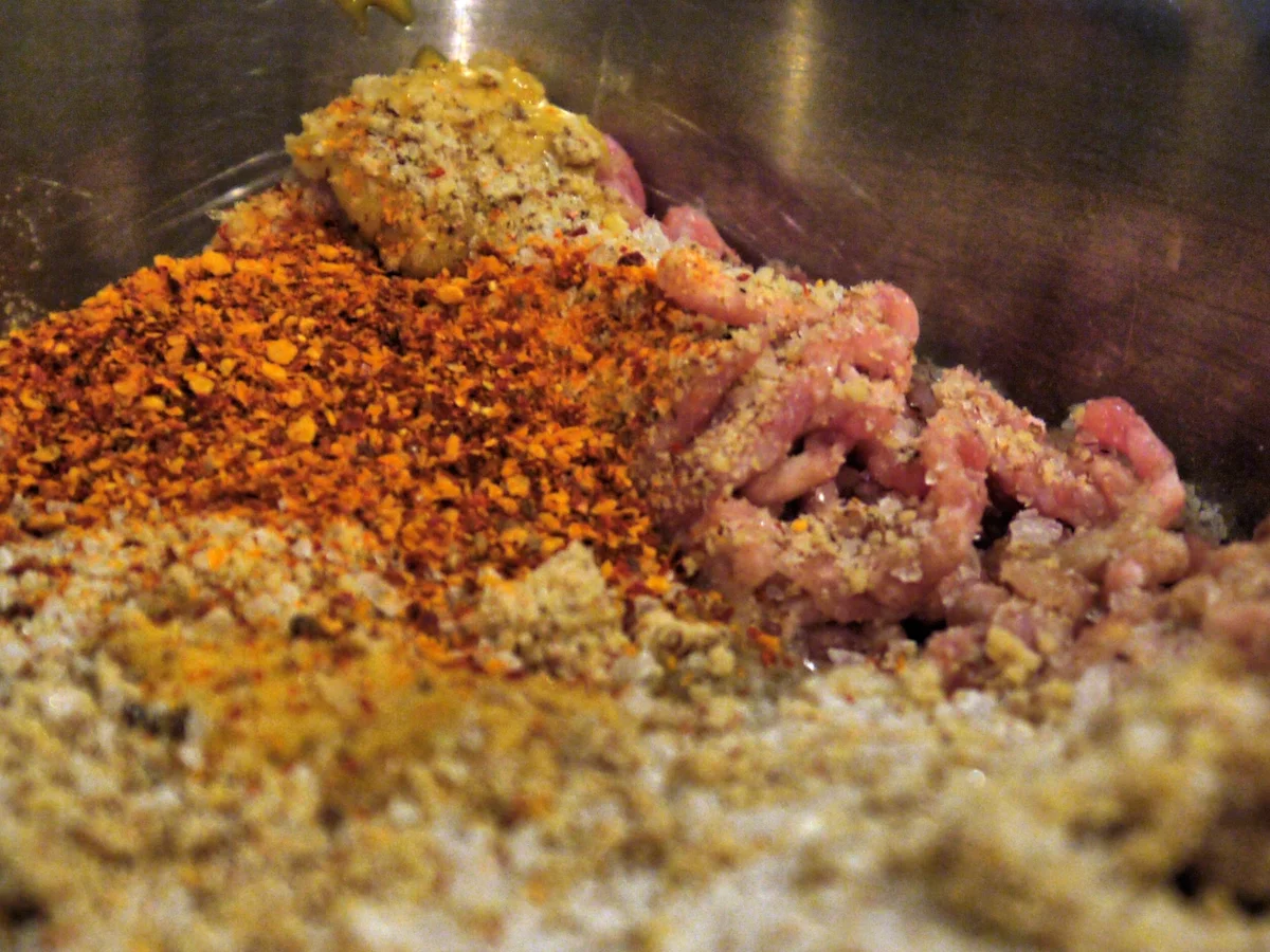 Mandel-Hackbällchen in Paprikasauce und mit Käse überbacken - Rezept - Bild Nr. 2476