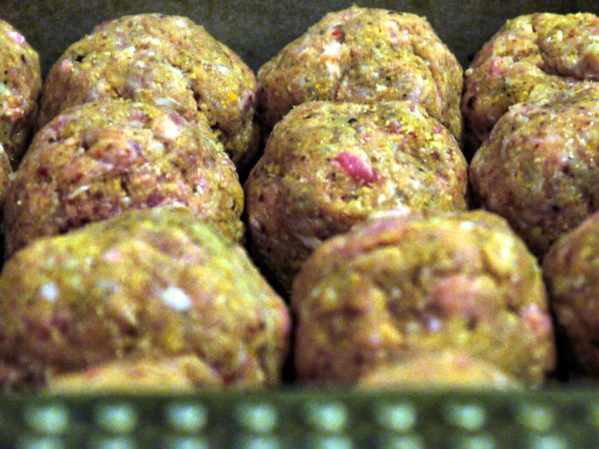 Mandel Hackbällchen in Paprikasauce und mit Käse überbacken - einfach ...