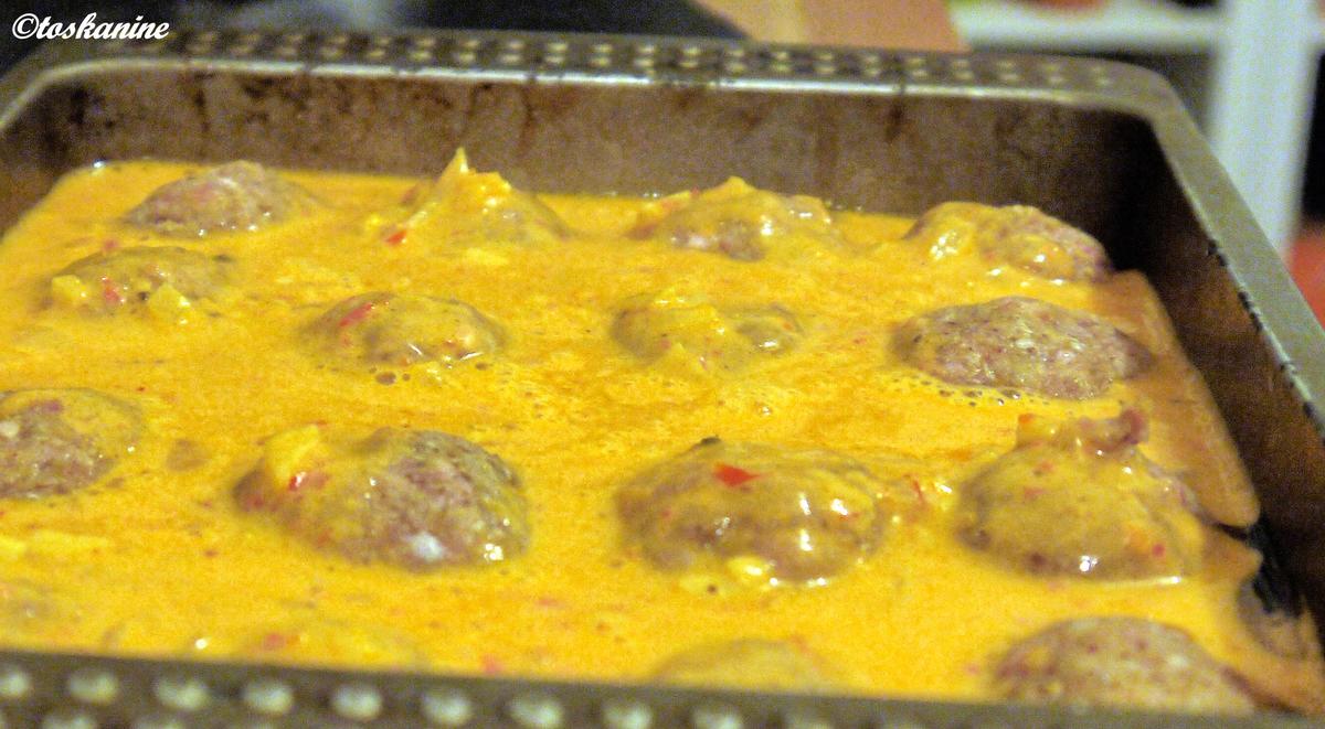 Mandel-Hackbällchen in Paprikasauce und mit Käse überbacken - Rezept - Bild Nr. 2482