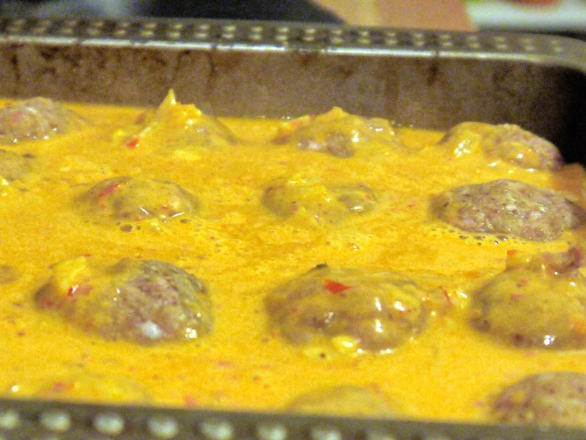 Mandel-Hackbällchen in Paprikasauce und mit Käse überbacken - Rezept - Bild Nr. 2482