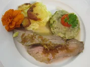 Im Ofen geschmortes Kalbsnüsschen an Rahm-Wirsinggemüse mit Kartoffelgratin - Rezept - Bild Nr. 2475