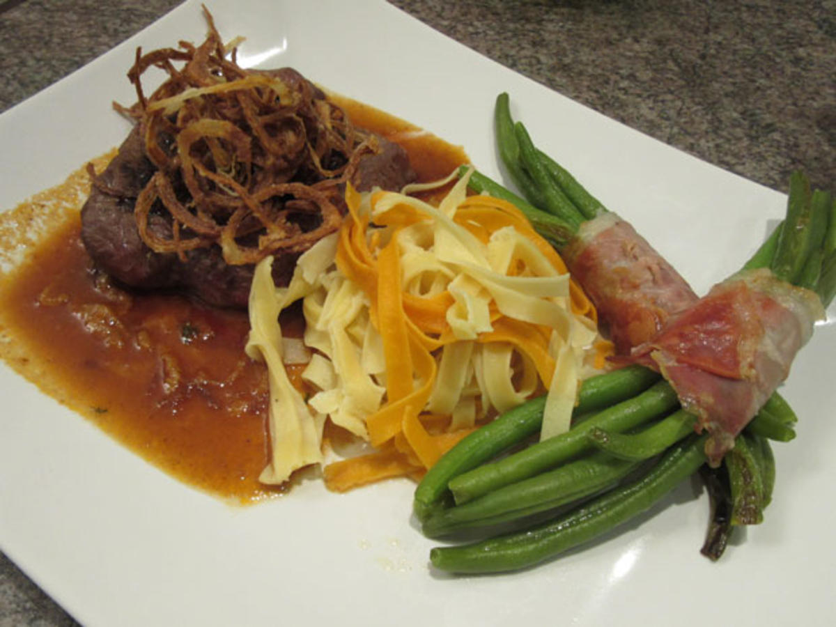 Bilder für Falscher Zwiebelrostbraten mit Nudeln und Speckbohnen - Rezept