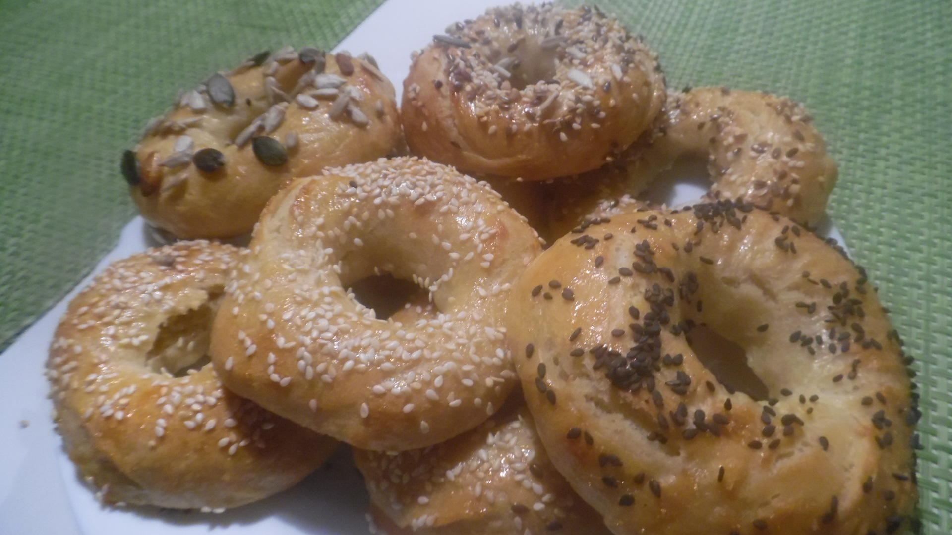 Bilder für Bagels ...schmeckt mit herzhaftem oder süßem Belag...........oder auch pur - Rezept