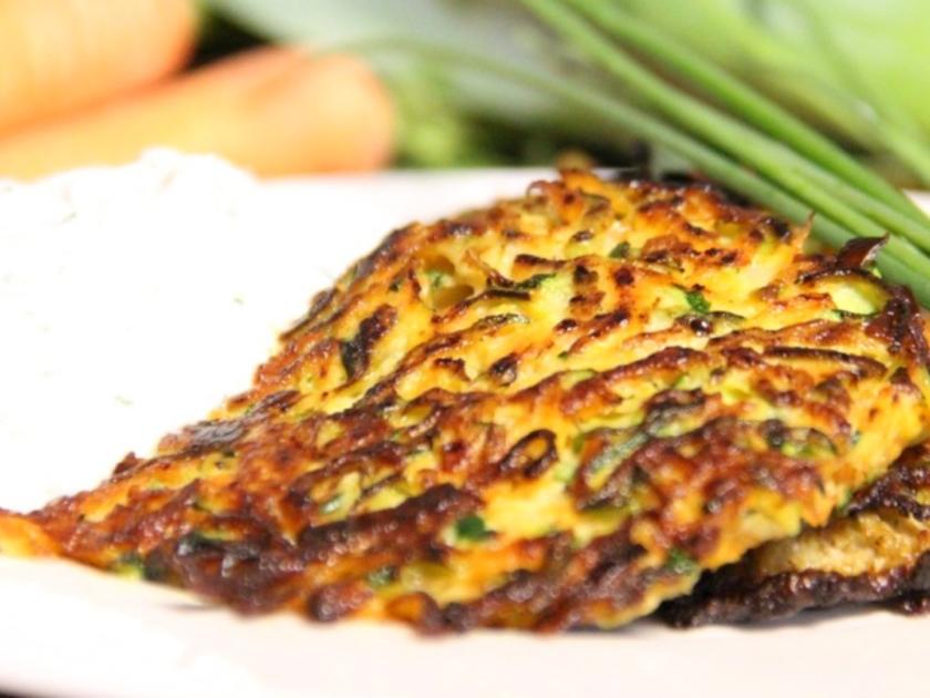 Zucchini-Möhren-Krusti mit Frühlingsquark - Rezept mit Video - kochbar.de