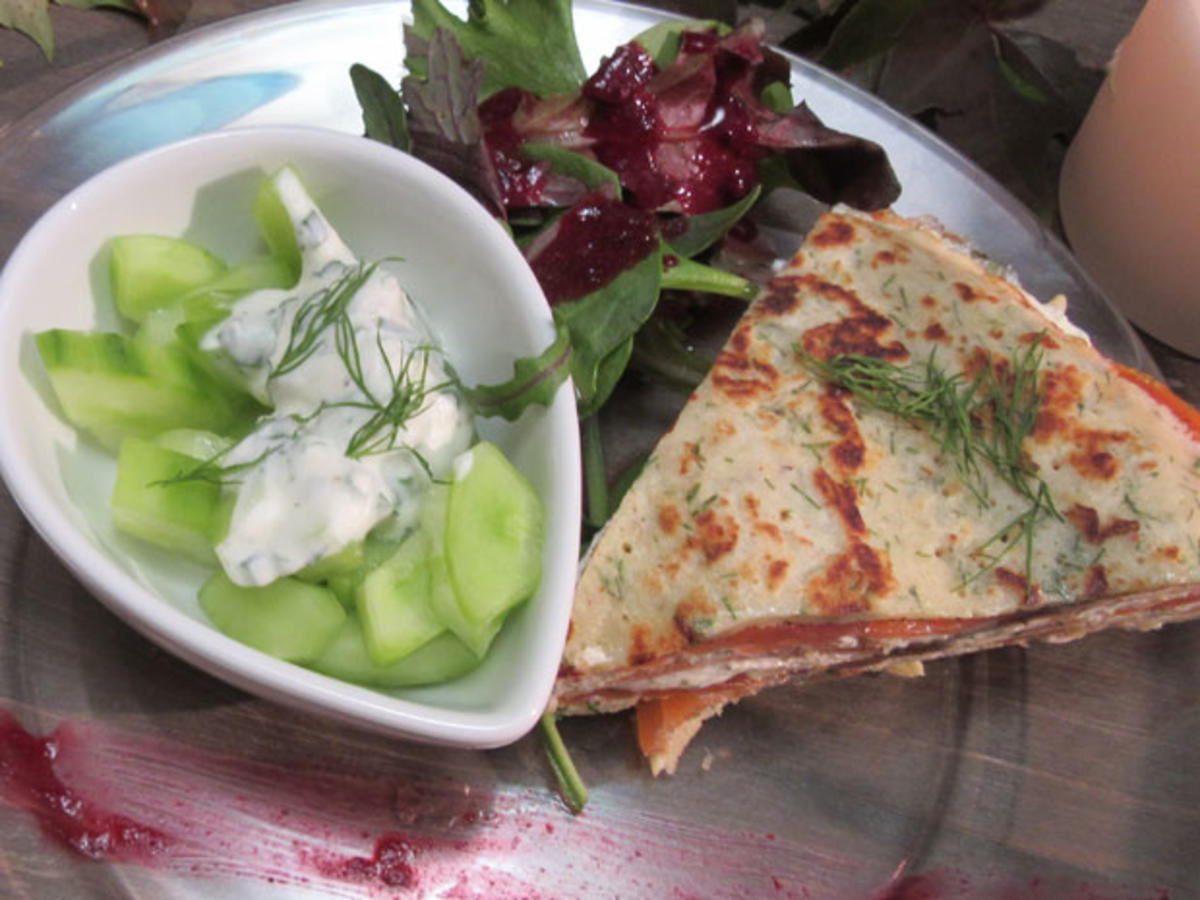 Bilder für Lachstorte an kleinem Gurkensalat - Rezept