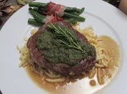 Rinderfilet mit Kräuterhaube auf selbstgemachten Spätzle und Speckbohnen - Rezept - Bild Nr. 2491
