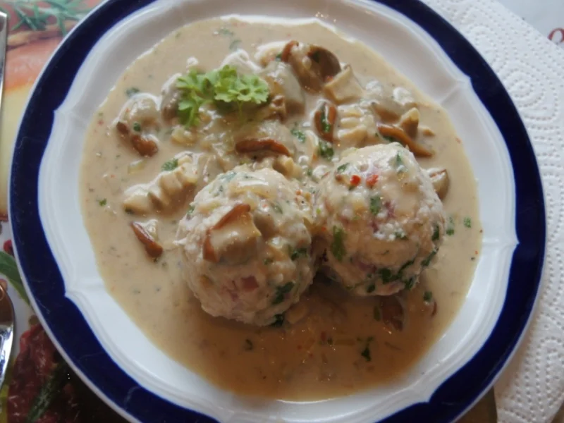 Rezept: Schinken-Semmelknödel mit Steinpilzragout Bild Nr. 2491 Schinken-Semmelknödel mit Steinpilzragout - Rezept - Bild Nr. 2491