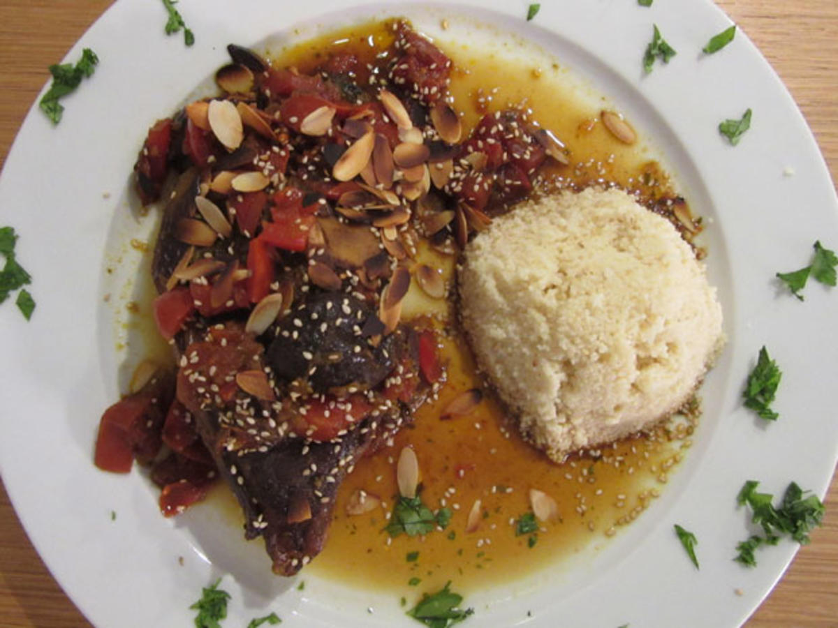 Lamm-Tajine mit Pflaumen und gerösteten Mandeln - Rezept - kochbar.de