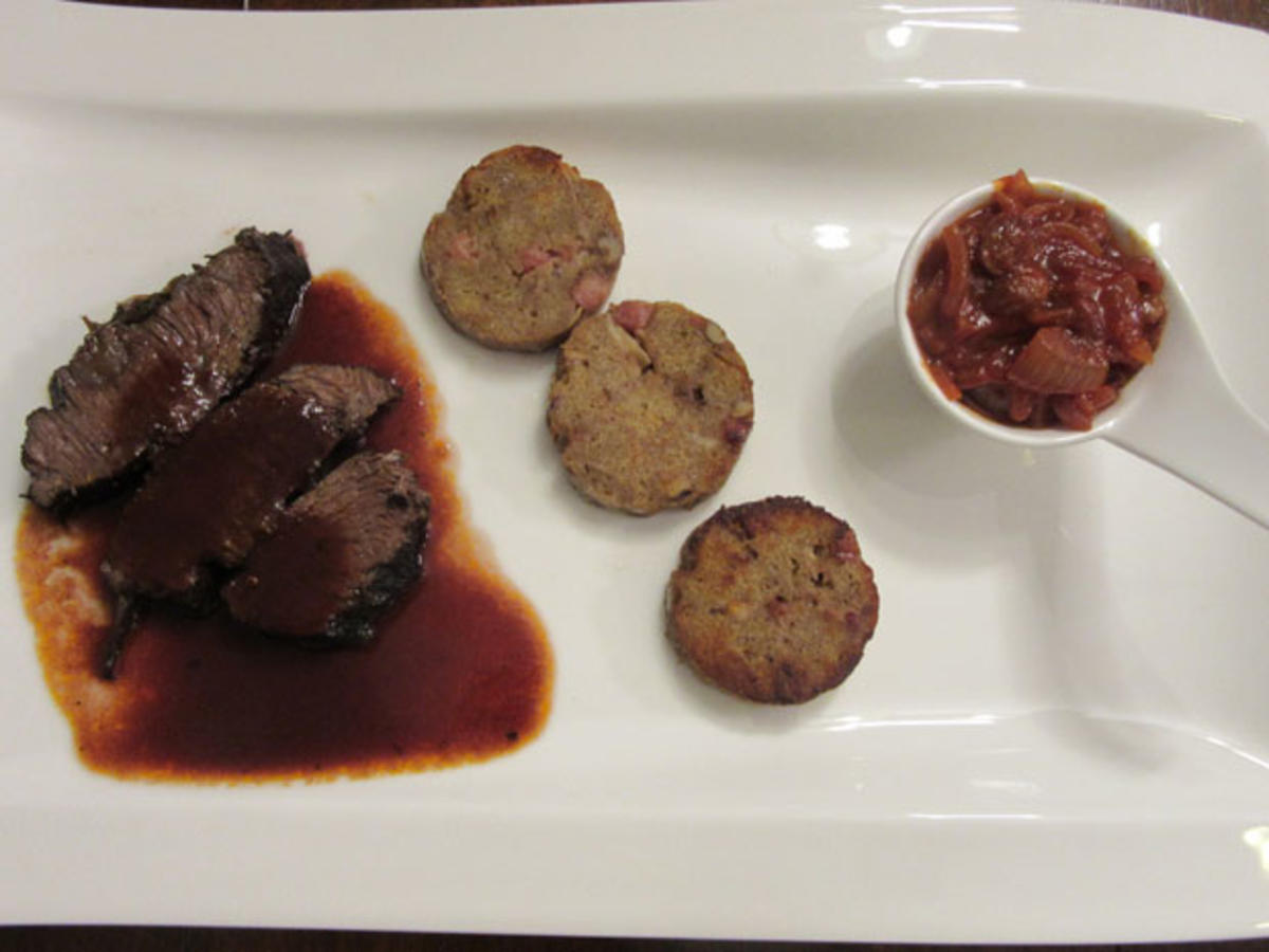 Geschmorte Ochsenbäckchen à la Andy, dazu marokkanische Zwiebeln und
Schwarzbrotknödel - Rezept Von Einsendungen Das perfekte Dinner