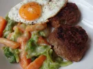 Frikadellen mit Rahmgemüse und Spiegelei - Rezept - Bild Nr. 2508
