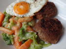 Frikadellen mit Rahmgemüse und Spiegelei - Rezept - Bild Nr. 2508
