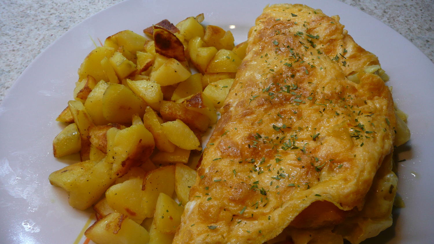 Omelett mit Rahmspitzkohl an Bratkartoffel - Rezept - kochbar.de