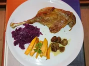 Rezept: Gänseconfit mit Rotkohl, glasierten Honig-Maronen und Süßkartoffelstäbchen Bild Nr. 2543 Gänseconfit mit Rotkohl, glasierten Honig-Maronen und Süßkartoffelstäbchen - Rezept - Bild Nr. 2543