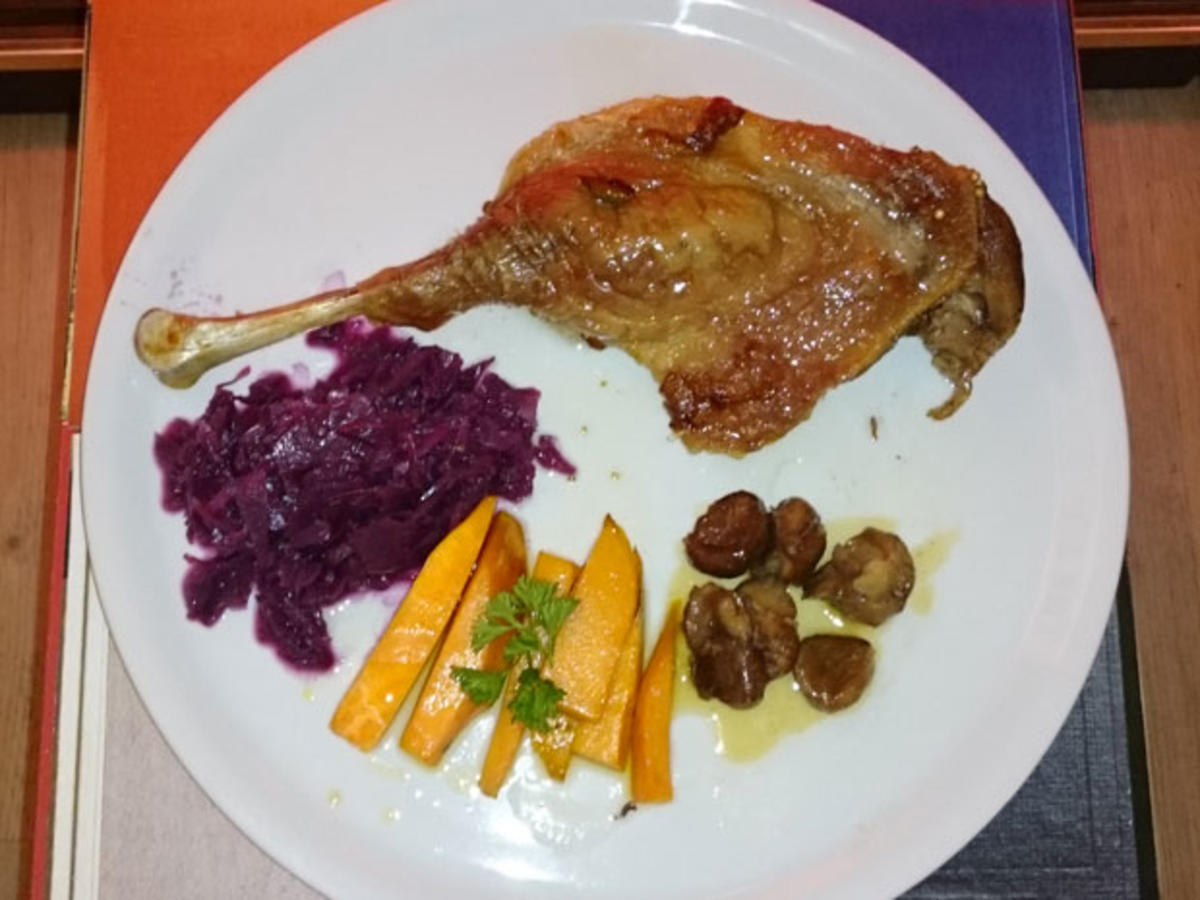 Bilder für Gänseconfit mit Rotkohl, glasierten Honig-Maronen und Süßkartoffelstäbchen - Rezept