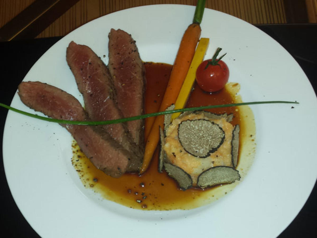 Flanksteak vom Rind, getrüffeltem Kartoffel-Sellerie Püree und glasierten Karotten - Rezept - Bild Nr. 2775